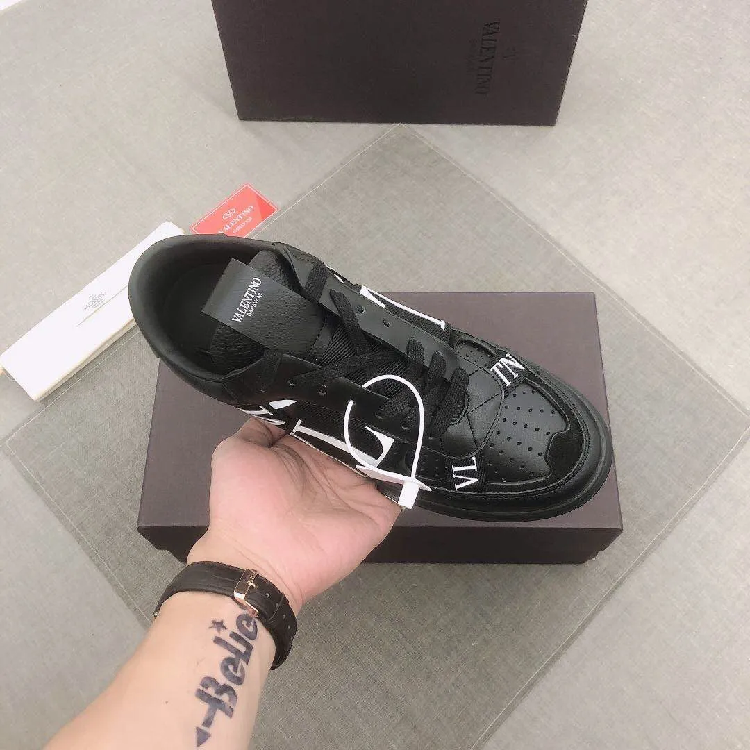 P440▫️V L7N spring and summer 🆕calf leather strap sneakers, no man should be able to refuse this style, classic color, so handsome! Purchase a high-precision replica of the original version to instantly sell off the market currency! 6 VLTN logo rubber effect straps - Valentino Garavani Logo printed on the back and tongue, all materials are customized to ensure quality! Size: 38/45 No. 018